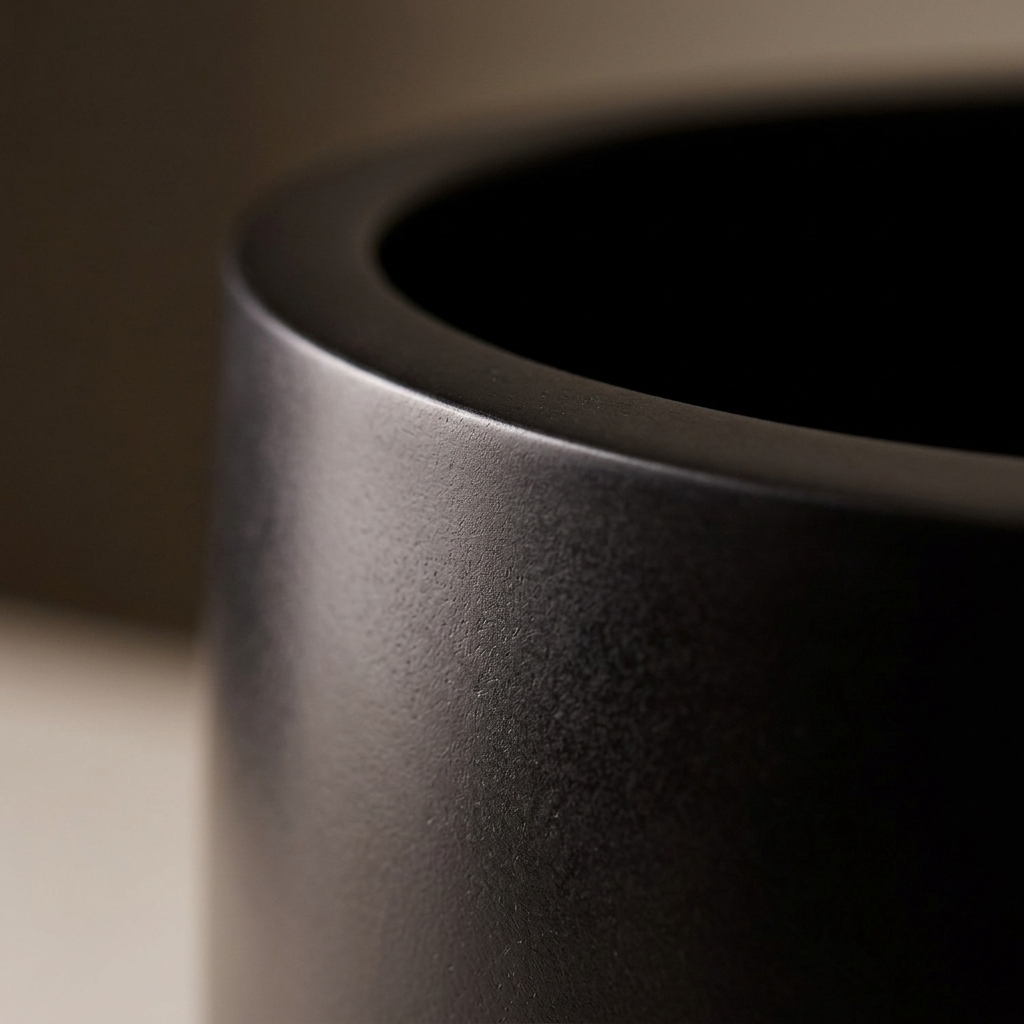 Pallas Planter matte finish and rim detail